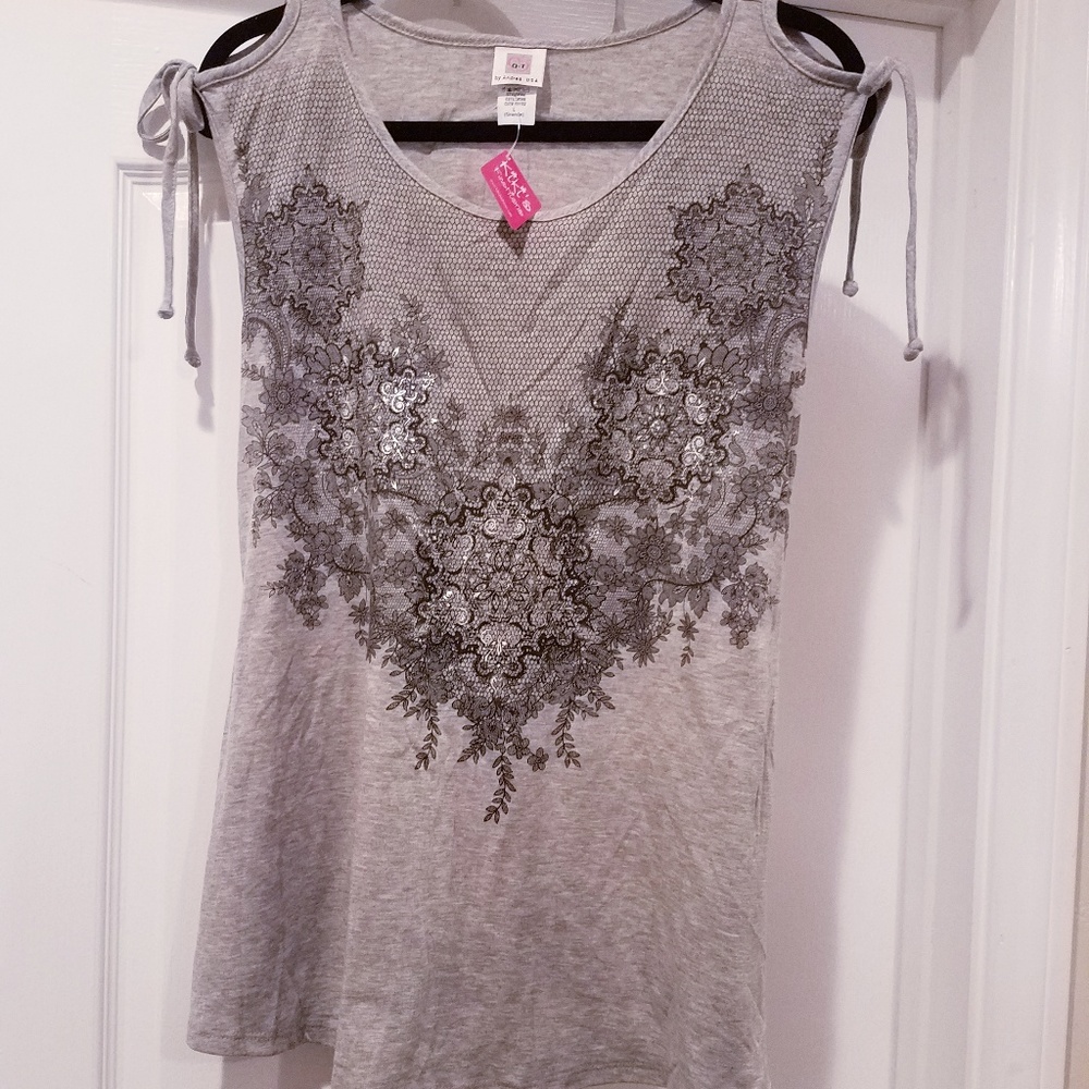 MATERNITY Casual Top with Lace Graphic